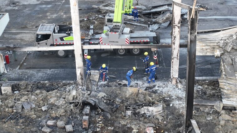 На месте трагедии в Кременчуге обнаружили уже 28 фрагментов тел