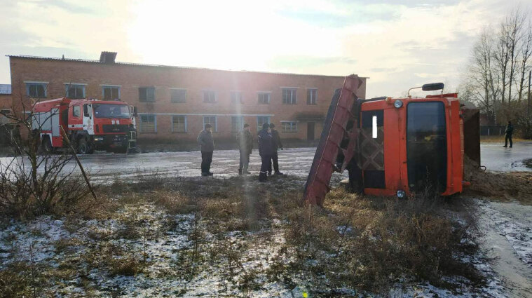 У Чернігівській області перекинувся спецавтомобіль, який посипав дороги