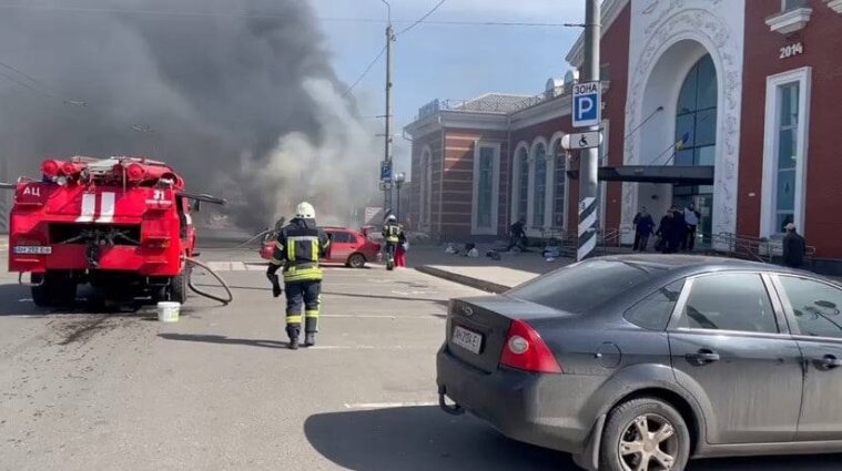 Рашисты ударили кассетными бомбами по железнодорожному вокзалу в Краматорске (фото)