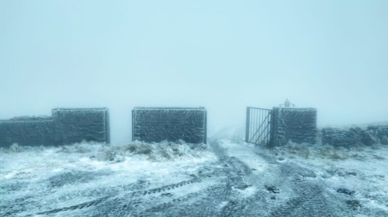 Мінус два, сніг та туман: рятувальники застерегли від походів у гори