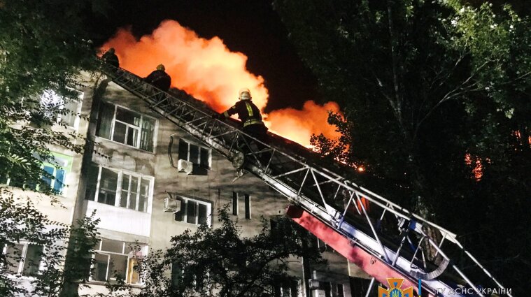 Многоэтажку эвакуировали в Запорожье из-за масштабного пожара - фото, видео
