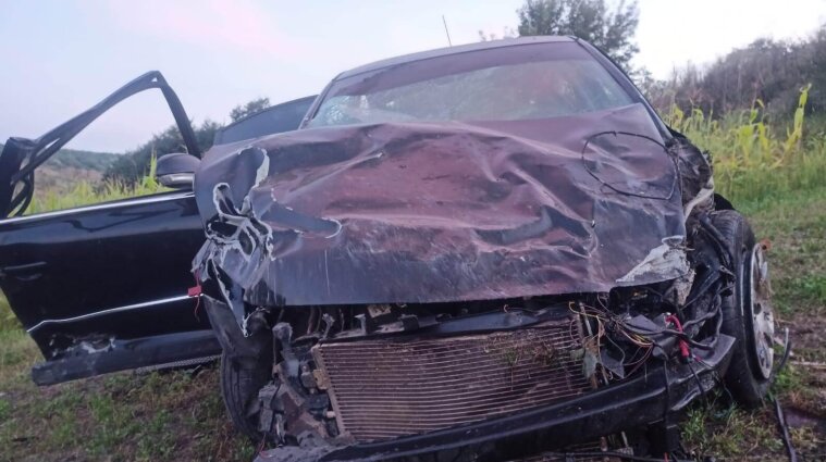 В Одеській області в полі знайшли розбите авто з непритомними людьми - фото