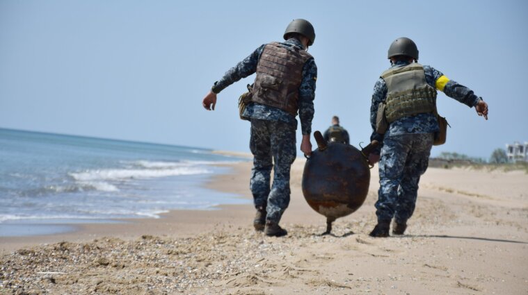 Две морские мины выплыли из моря на побережье в Одесской области (фото, видео)