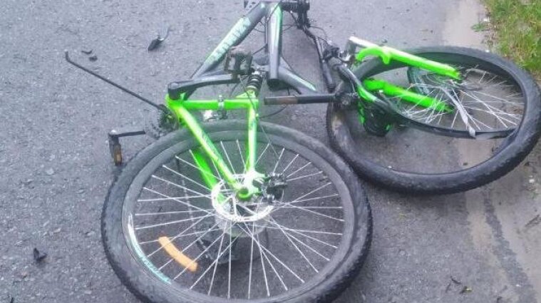 Мотоцикл столкнулся с велосипедом во Львовской области: погибла 13-летняя девочка (фото)