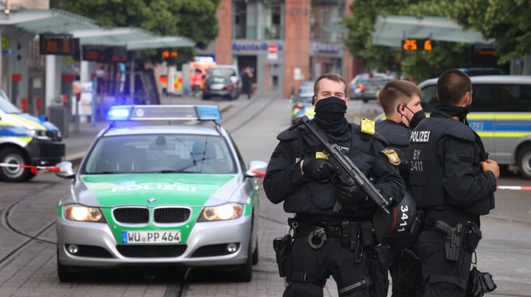 В Германии мужчина в центре города зарезал трех человек - фото