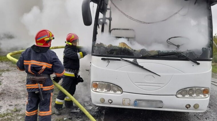 Пасажирський автобус загорівся з невідомих причин на Прикарпатті