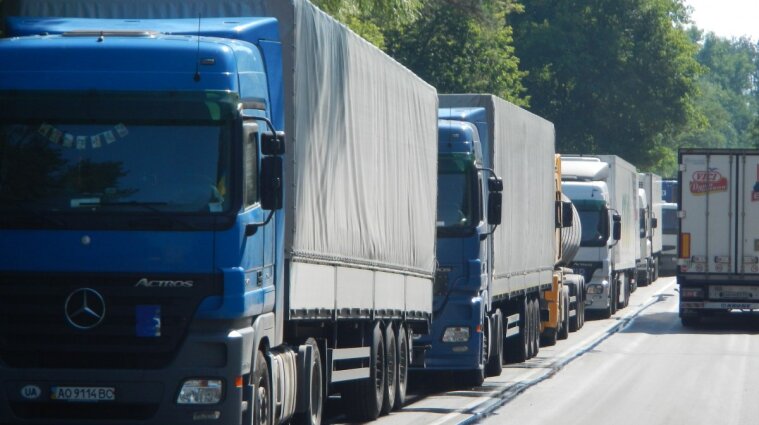 У Києві через спеку обмежили рух вантажівок
