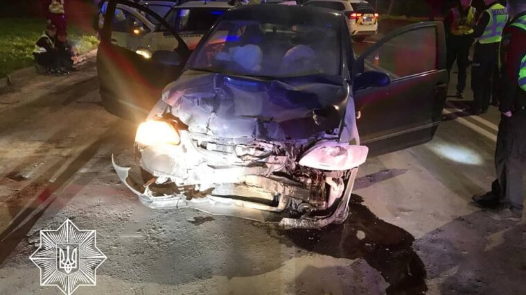 У Львові водій напідпитку врізався в поліцейський автомобіль: є постраждалі (фото)