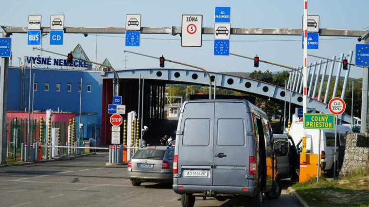 Словацькі перевізники заблокували кордон з Україною