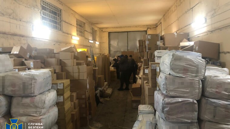 Украинец, находящийся под санкциями СНБО, организовал контрабанду брендовой одежды (фото)