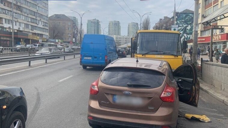 В Киеве водитель легковушки протаранил маршрутку с пассажирами и заснул - видео