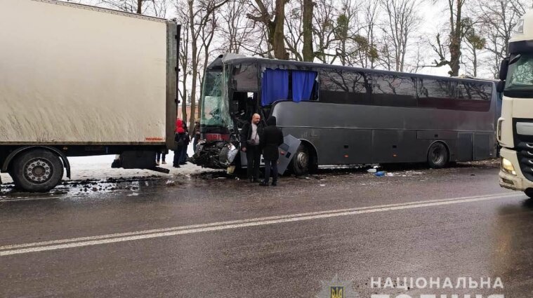 На Вінниччині зіткнулися пасажирський автобус і шість автівок