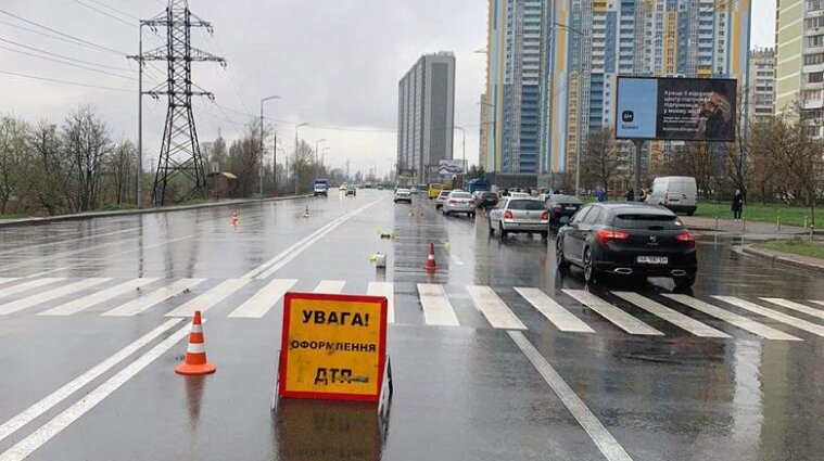 В Киеве водитель маршрутки сбил насмерть женщину, стоявшую на тротуаре