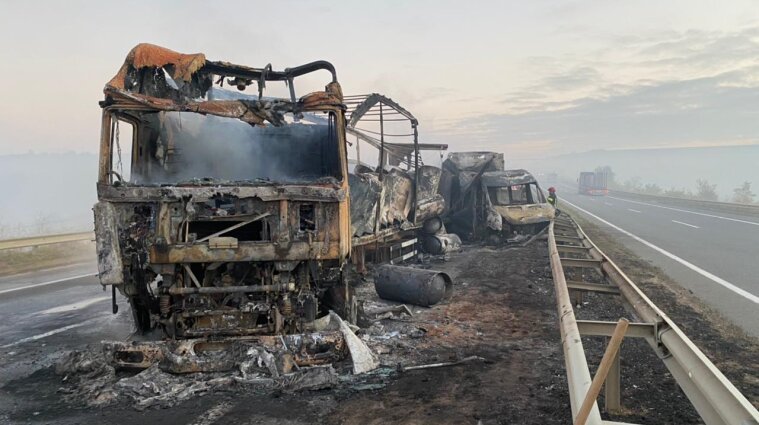 Загорілися автомобілі: у масовій ДТП на Одещині загинуло троє людей - фото