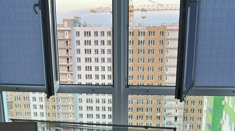 Оперся на антимоскитную сетку: ребенок выпал из окна 20-го этажа в Одессе