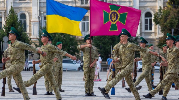 Водій легковика навмисно наїхав на патрульного під час репетиції параду в Києві