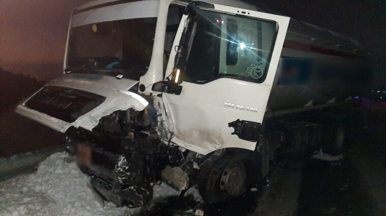 ДТП в Киевской области: водитель внедорожника убегал от полиции и влетел в бензовоз