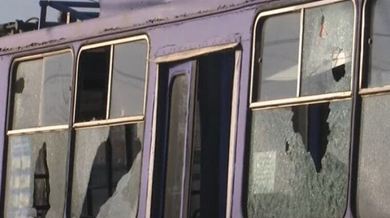 Полмиллиона штрафа и четыре года тюрьмы: в Днепре подростки побили окна в троллейбусах - видео