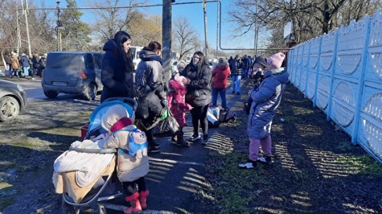 На вулиці та з маленькими дітьми на руках: "біженців" з ОРДЛО кинули напризволяще в Росії (відео)