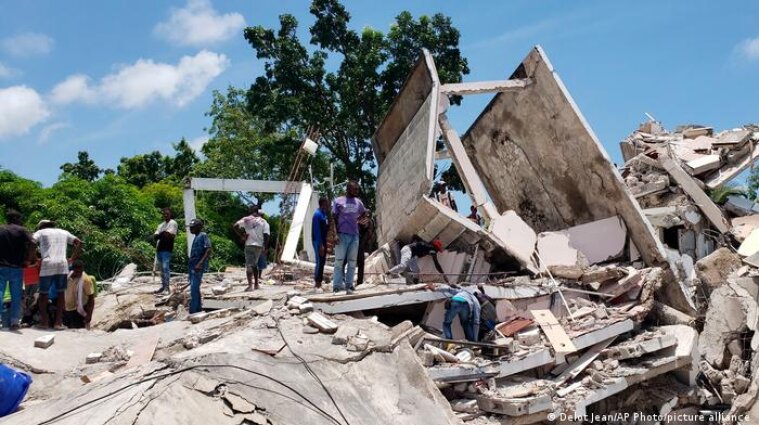 Жертвами землетрясения на Гаити стали по меньшей мере 1300 человек