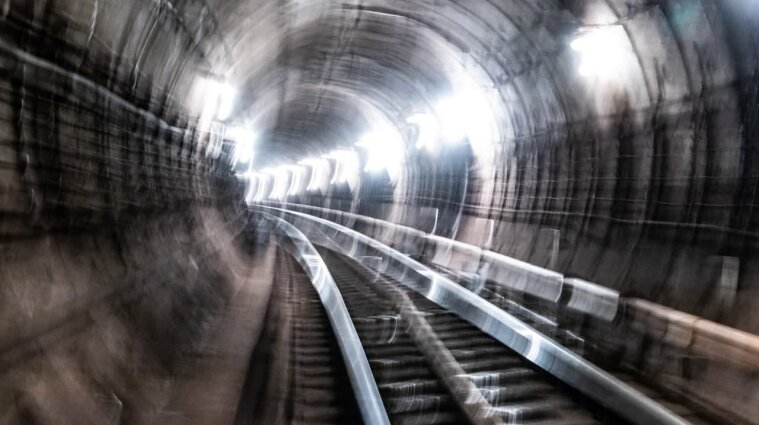 В Киеве остановлено движение поездов в метро по красной линии