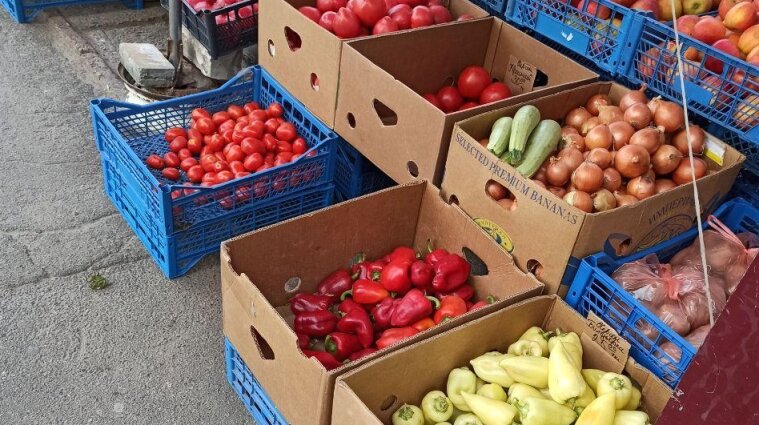 Продуктові ярмарки відкрилися у Києві: у яких районах продаватимуть овочі та фрукти