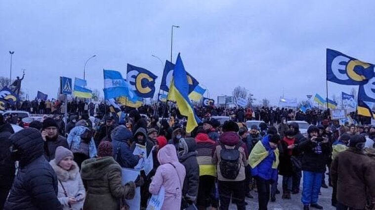 Зустріч Порошенка: біля аеропорту у Києві зібралися його прихильники