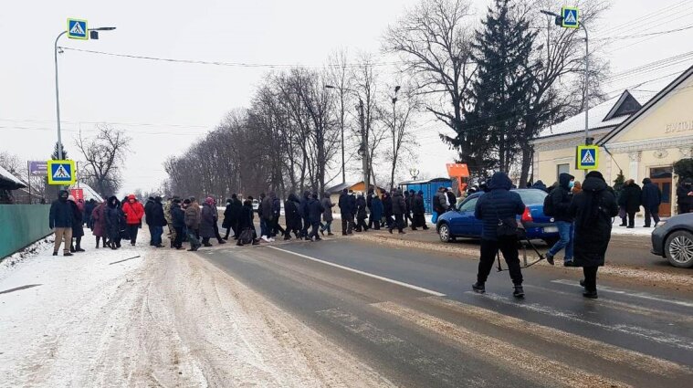 Украинцы перекрывают трассы из-за высоких коммунальных тарифов