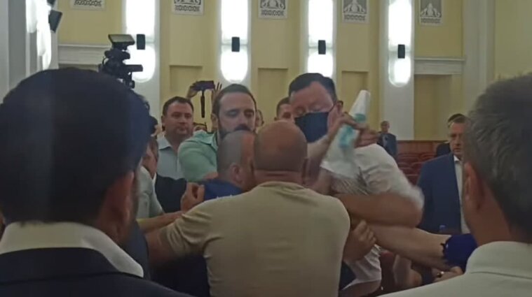 У Харкові депутат побився з охоронцем перед засіданням міськради - відео