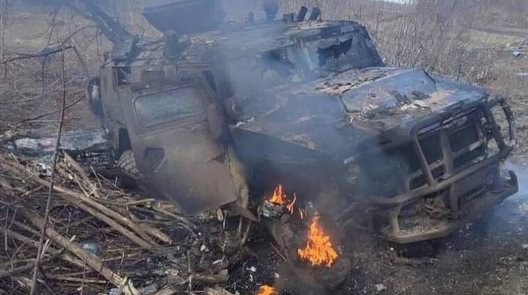 Рашисты обстреляли эвакуационный автомобиль на "Азовстали": один человек погиб, шестеро ранены - видео