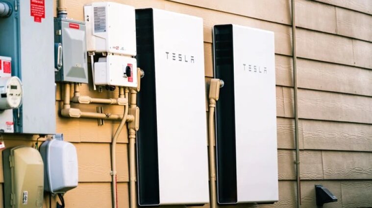 Украина получила от Илона Маска станции Tesla Powerwall - фото