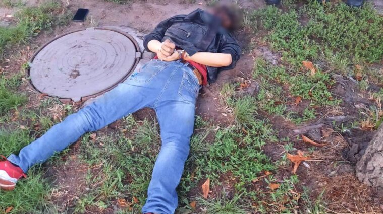 Неадекватный молодой мужчина устроил стрельбу в Черкассах - видео