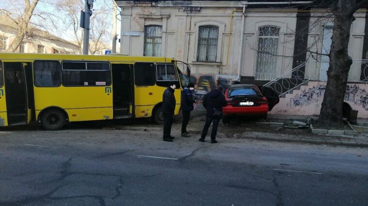 В Херсоне пассажирский автобус врезался в легковушку: троих человек госпитализировали (фото)