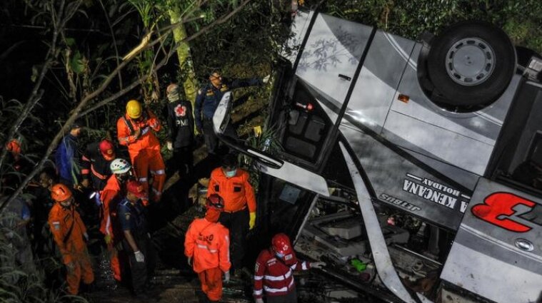 Шкільний автобус впав у прірву в Індонезії - 27 жертв