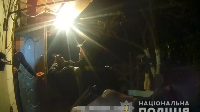 На Житомирщині чоловік стріляв у поліціянта і хотів підпалити хату з трьома дітьми (відео)