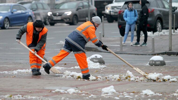 Из-за снегопадов в Украине на дорогах работают почти 1500 рабочих