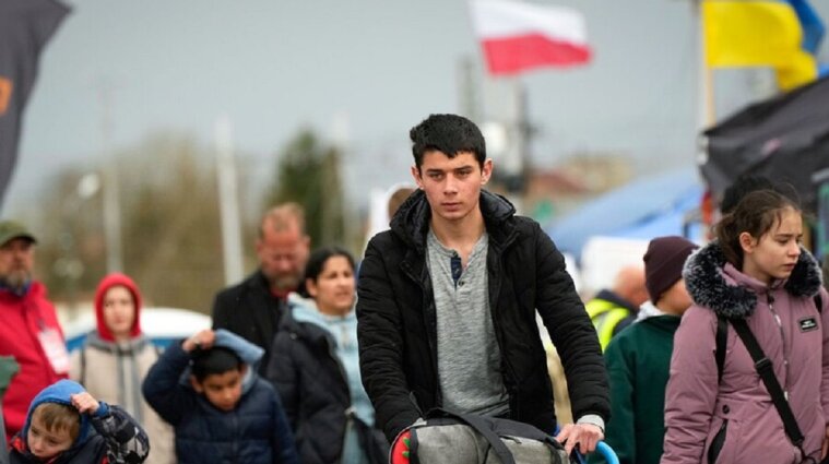 Польша прекращает помощь украинским беженцам: все детали