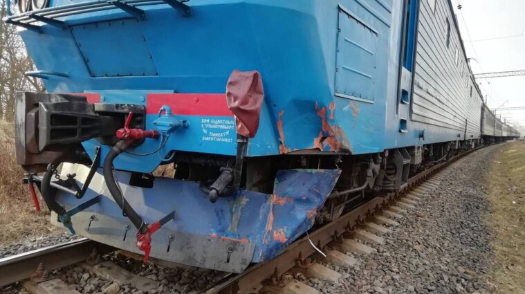 Поезд Укрзализныци столкнулся с автомобилем во Львовской области - фото