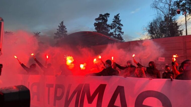 "Молчание держит за решеткой": сторонники Стерненко пикетировали возле дачи Зеленского