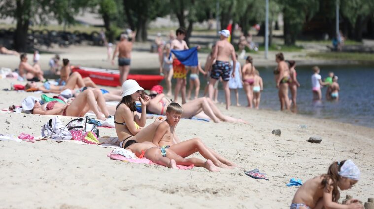 Киевлян просят не купаться на 20 городских пляжах