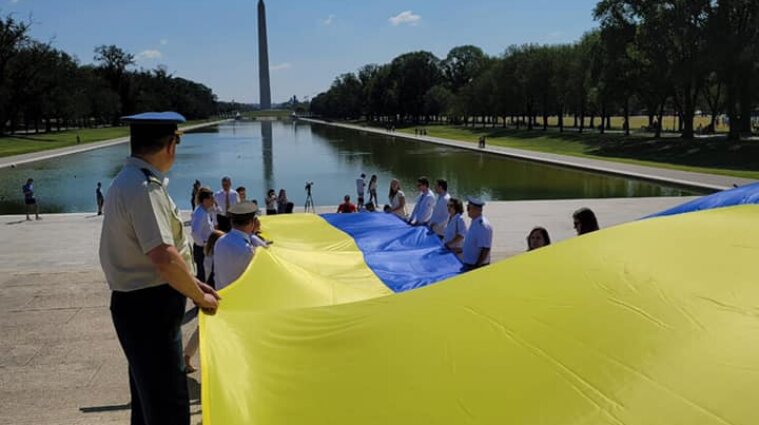 Огромный Украинский флаг развернули в Вашингтоне - фото