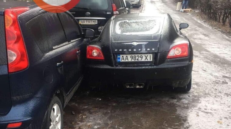 Появилось видео, как автомобили "вальсировали" на покрытых льдом дорогах Киева