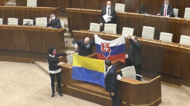 Депутат в Словакии осквернил украинский флаг: реакция МИД