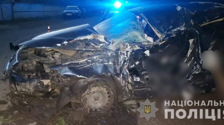 Авто врізалося у дерево на Закарпатті: загинули двоє дітей та водій