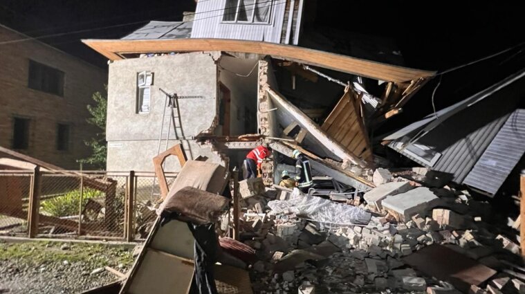 Жилой дом рухнул в Коломые среди ночи - видео