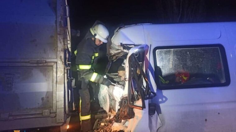 Четыре человека погибли в ДТП с грузовиком и микроавтобусом в Донецкой области - видео