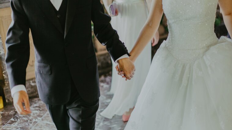 У Великій Британії пара відсвяткувала коронавірусне весілля попри обмеження