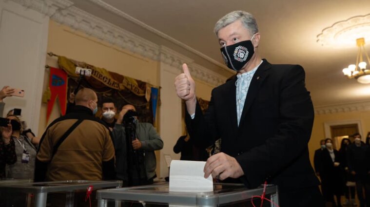У масці, разом із дружиною: як голосував Порошенко - фото