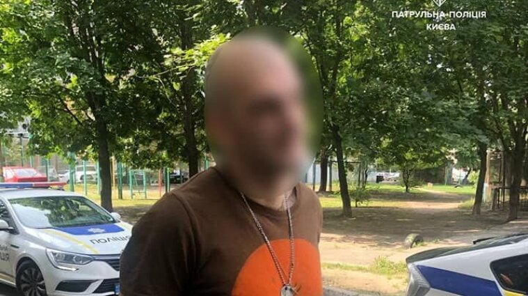 У Києві чоловік гуляв містом з гранатою (фото)