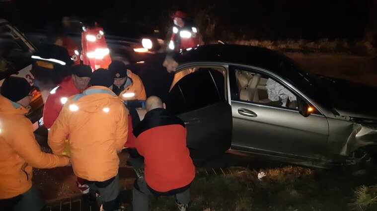 ДТП во Львовской области: травмированных людей вырезали из машины